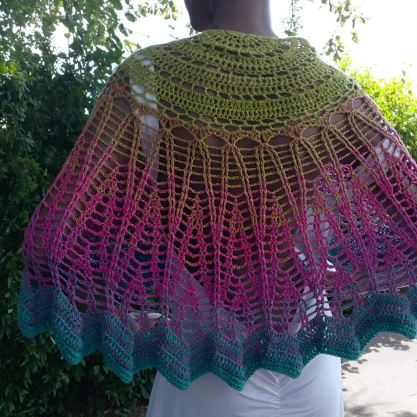 Châle au crochet Arc-en-ciel de Cachalabibi - Détail du dos travail au crochet avec dégradé vert corail rose turquoise