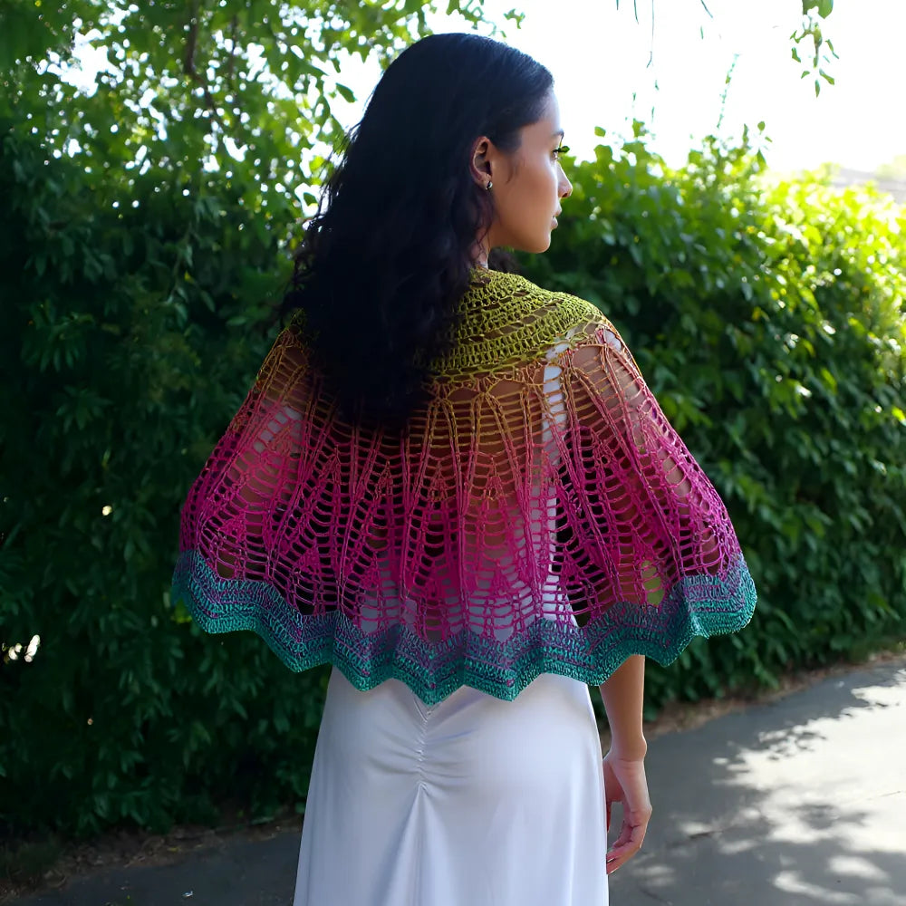 Châle au crochet Arc-en-ciel de Cachalabibi - Vue arrière de la maille ajourée éventail avec bordure festonnée turquoise