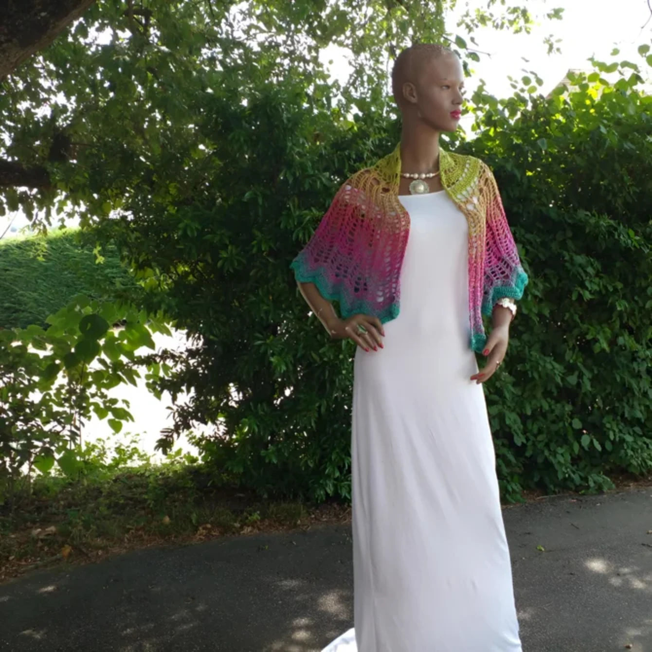 Châle au crochet Arc-en-ciel de Cachalabibi - détail sur les finitions festonnées turquoise