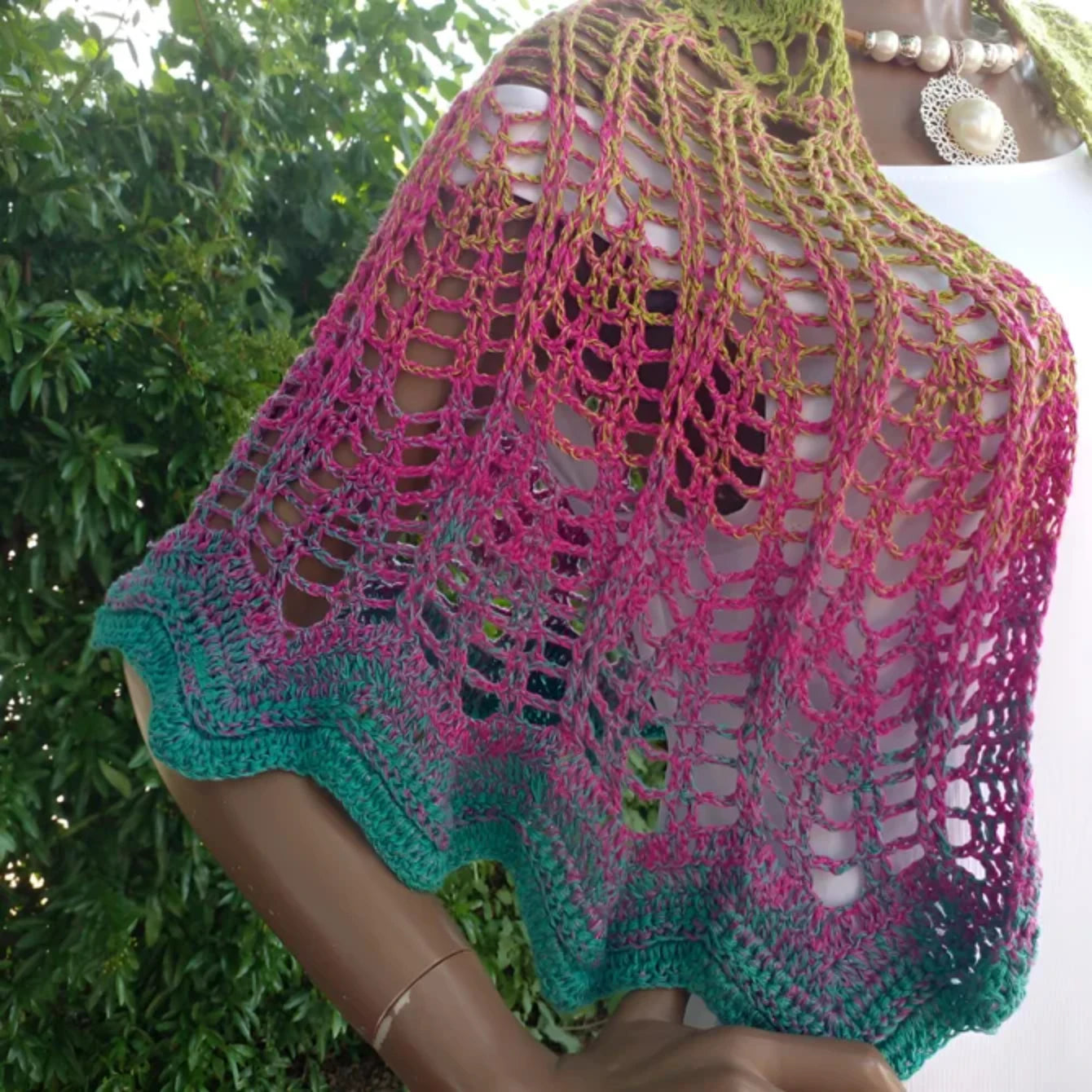 Châle au crochet Arc-en-ciel de Cachalabibi - Détail de la maille éventail avec dégradé de couleurs vives