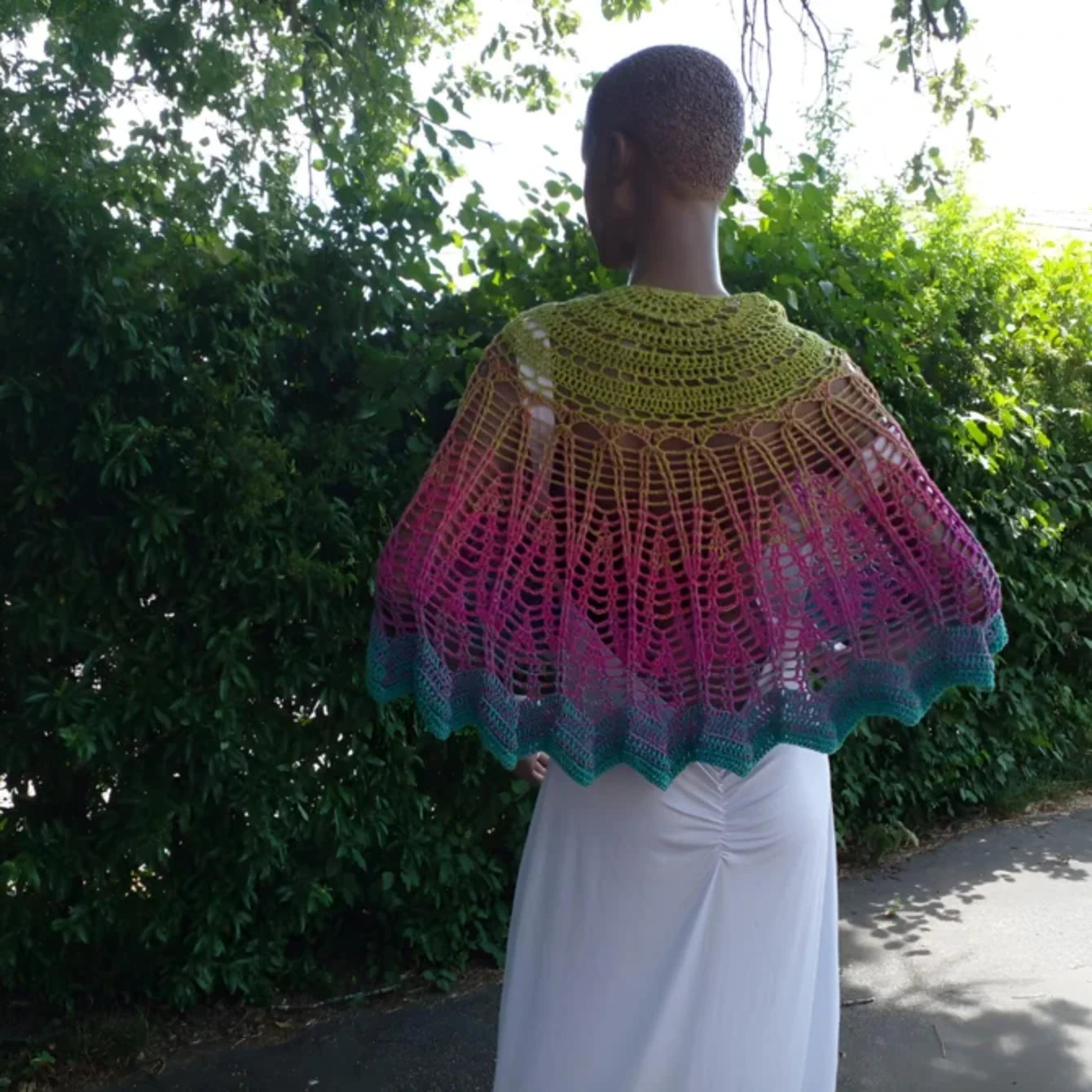 Châle au crochet Arc-en-ciel de Cachalabibi - Détail du dos  et des couleurs dégradées