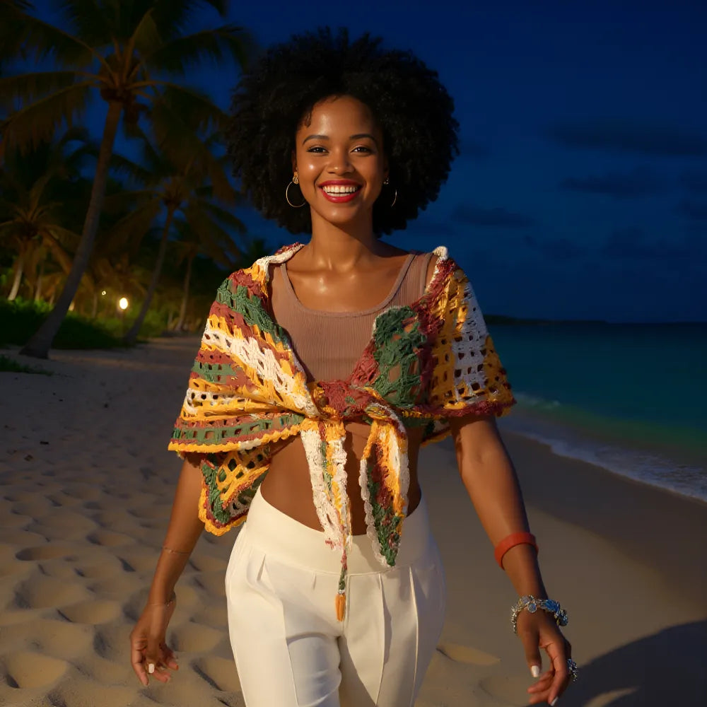Châle au crochet Mozamba de Cachalabibi - vue de face d'une jeune femme qui le port sur les épaules à la tombée du jour