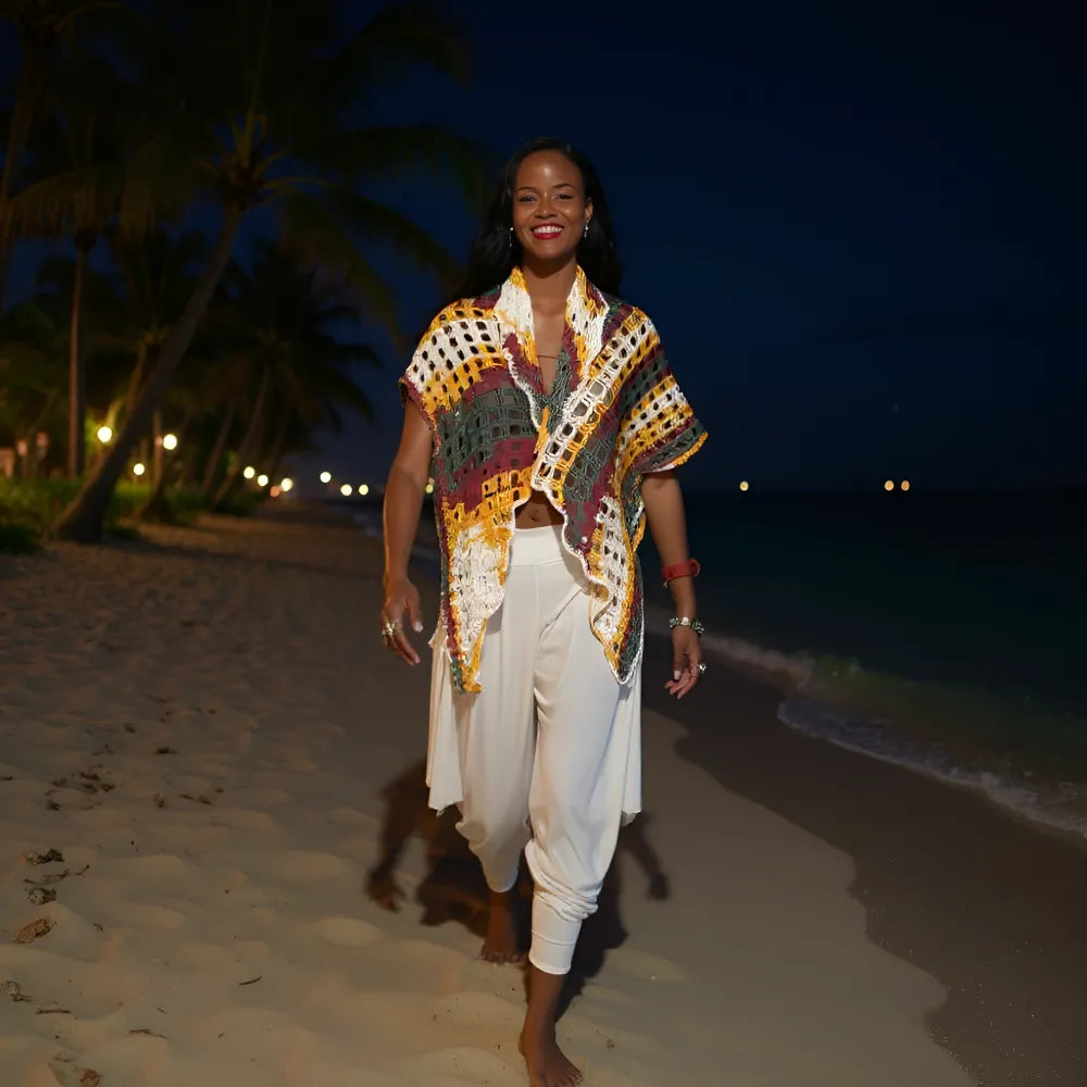 Châle au crochet Mozamba de Cachalabibi - Châle bohème Mozamba pièce unique en coton porté de profil sur la plage