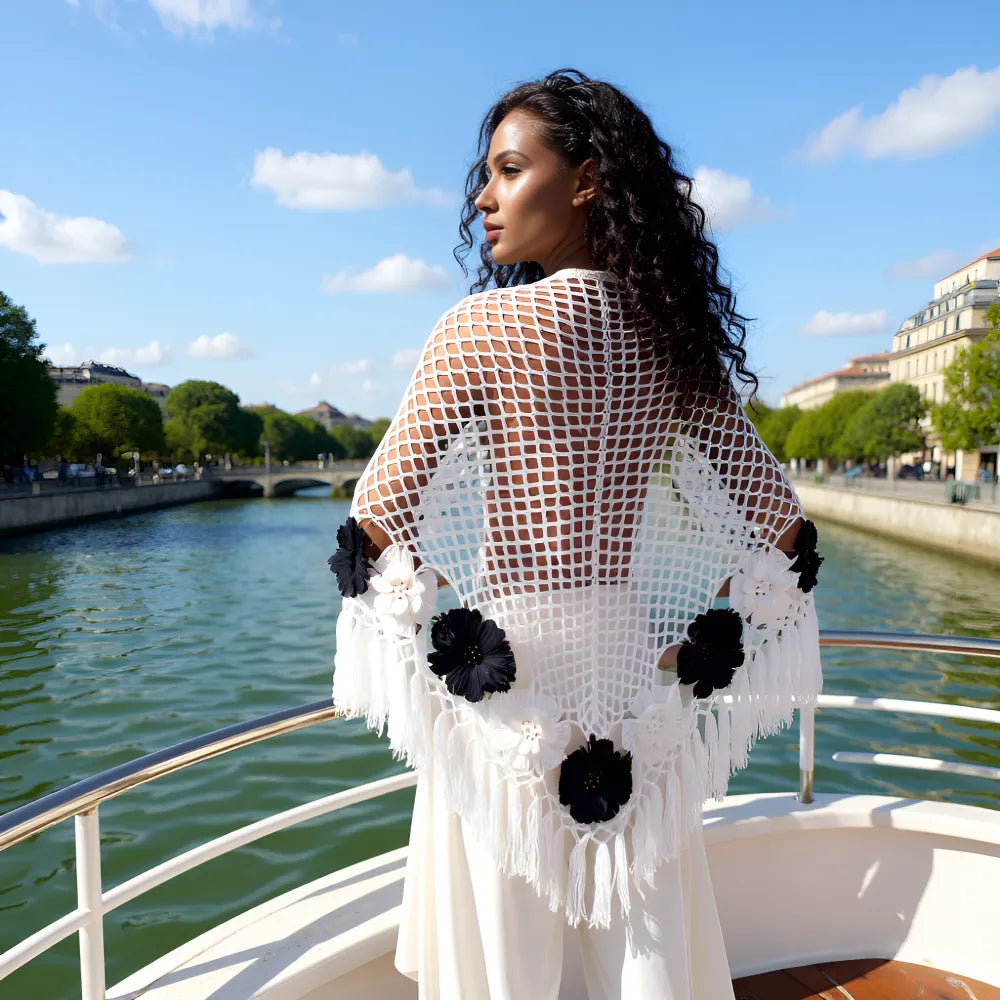 Châle au crochet Mozamba de Cachalabibi - Vue arrière du châle avec fleurs noires et franges blanches