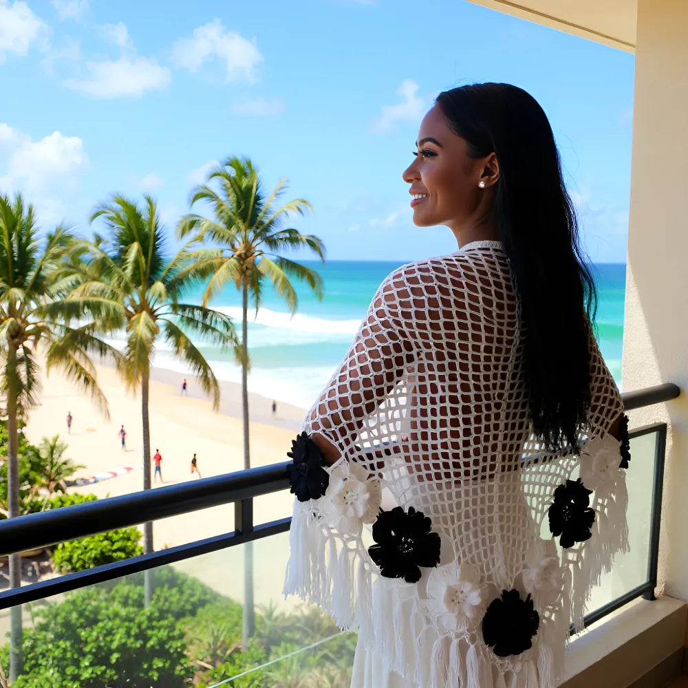 Châle au crochet Palermo de Cachalabibi - blanc 168x90cm avec fleurs noires porté vue tropicale