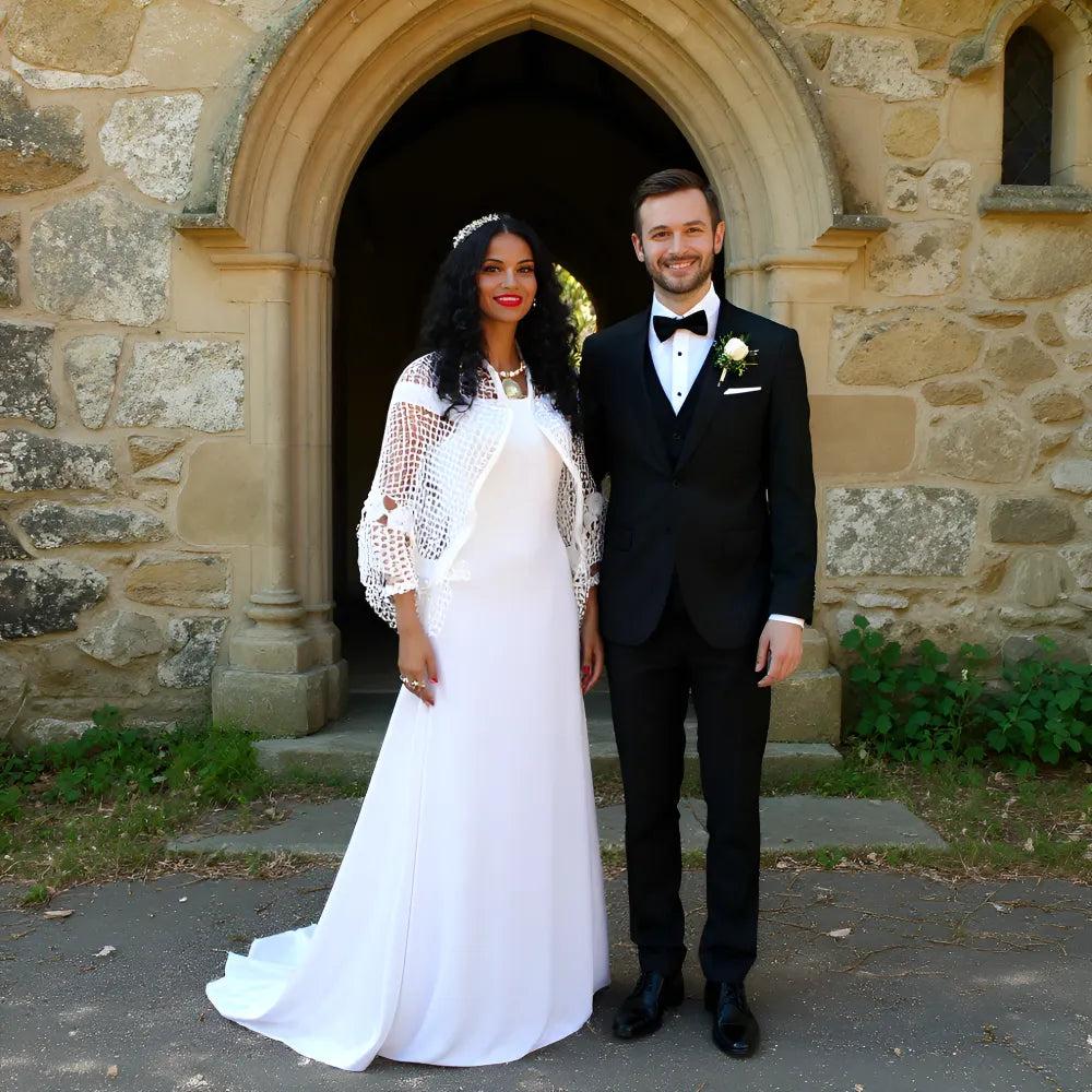 Châle au crochet Pour Ce Grand Jour de Cachalabibi - vue de face porté par une mariée devant l'entrée de l'église
