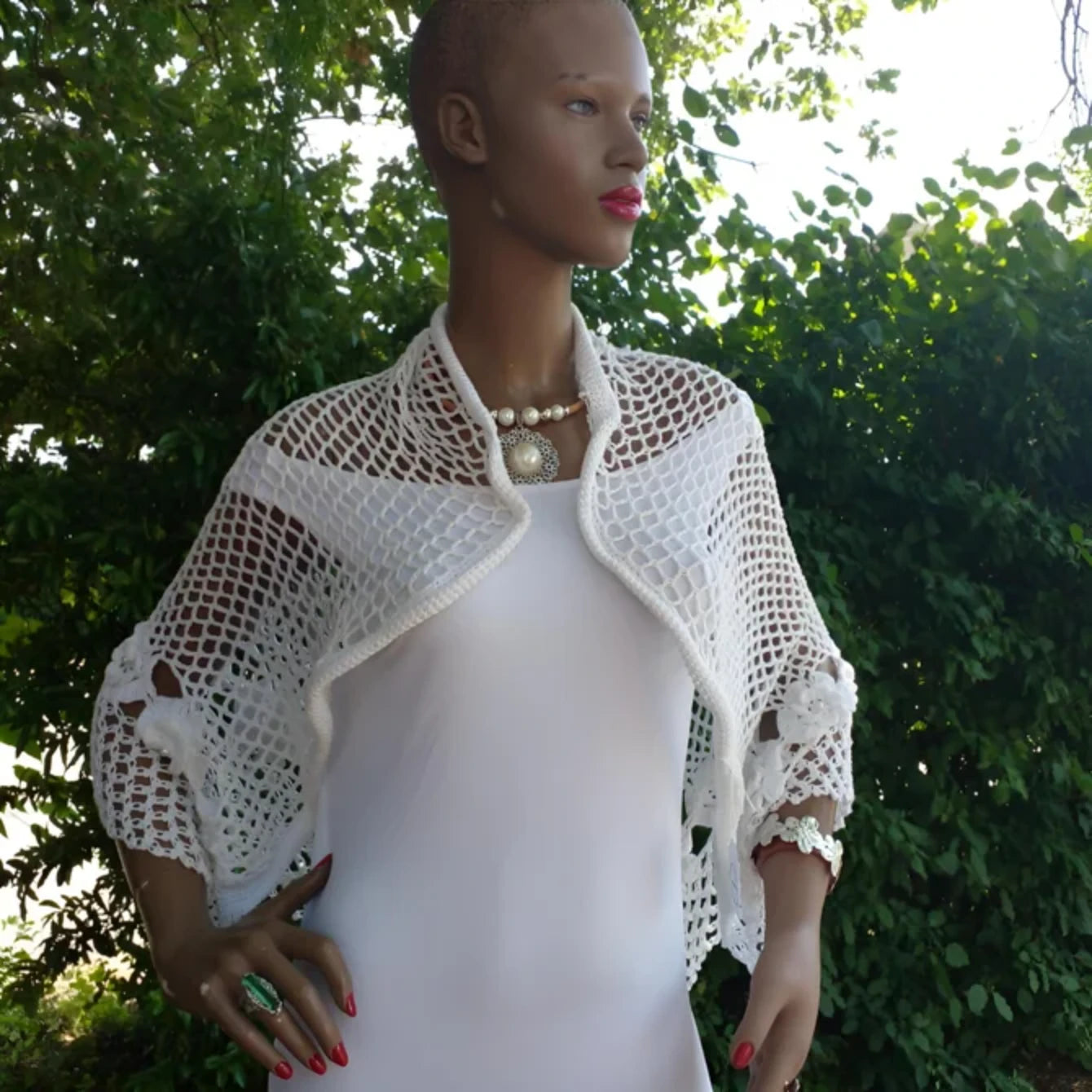 Châle au crochet Pour Ce Grand Jour de Cachalabibi - Détail du travail au crochet du châle de mariage blanc Pour ce grand jour