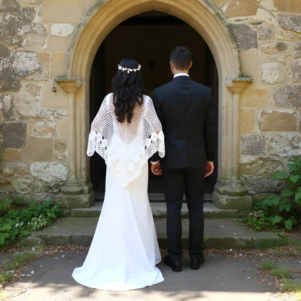 Châle au crochet Pour Ce Grand Jour de Cachalabibi - vue de dos de la maille ajourée portée par une jeune femme