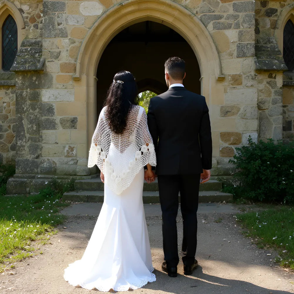 Châle au crochet Pour Ce Grand Jour de Cachalabibi - vue arrière d'un couple qui va entrer dans une église