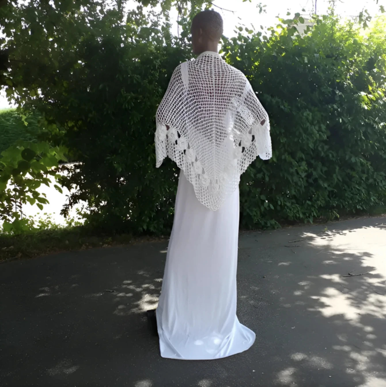 Châle au crochet Pour Ce Grand Jour de Cachalabibi  - Vue complète du châle de mariage blanc avec maille ajourée délicate porté de dos