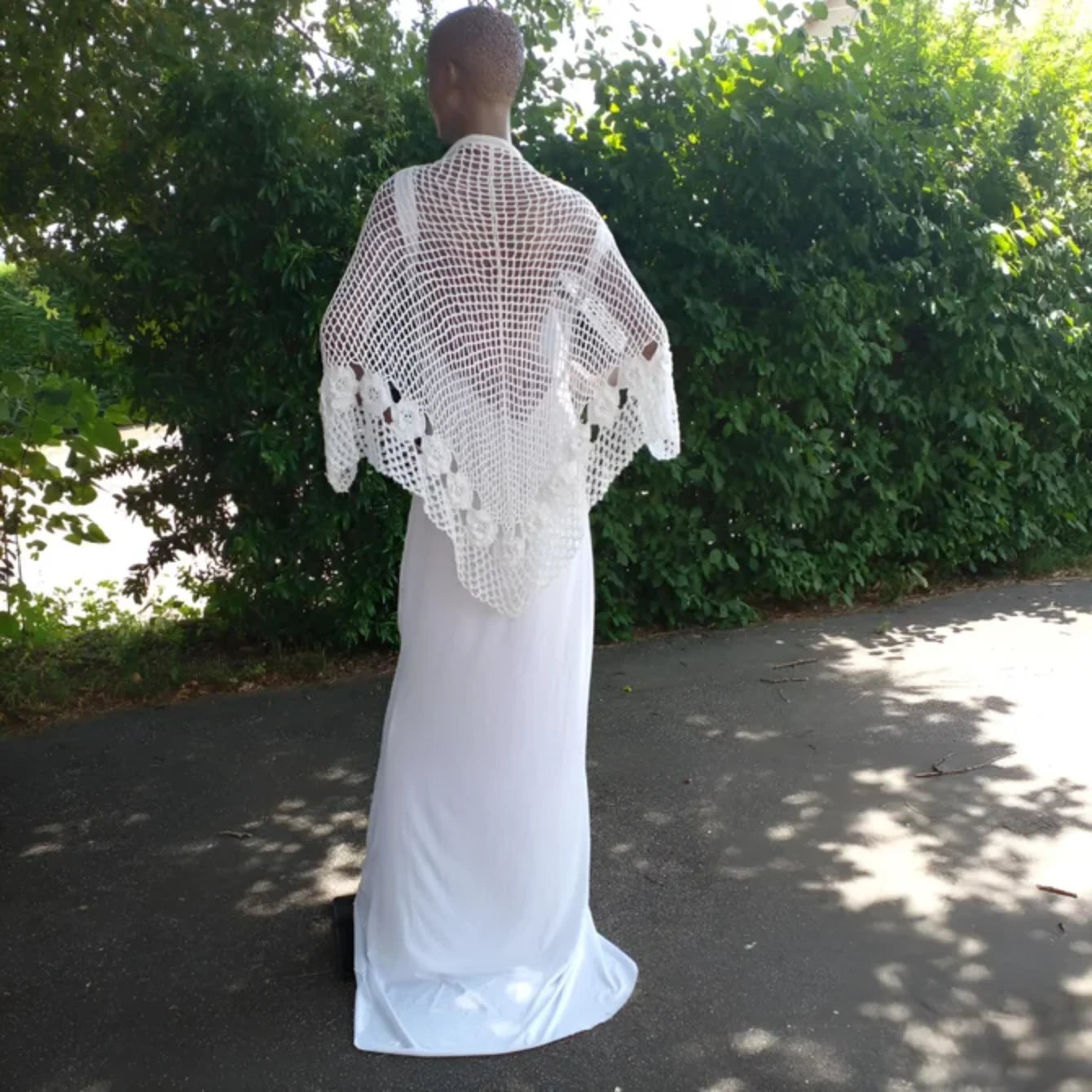 Châle au crochet Pour Ce Grand Jour de Cachalabibi - vue de dos du châle porté sur un mannequin