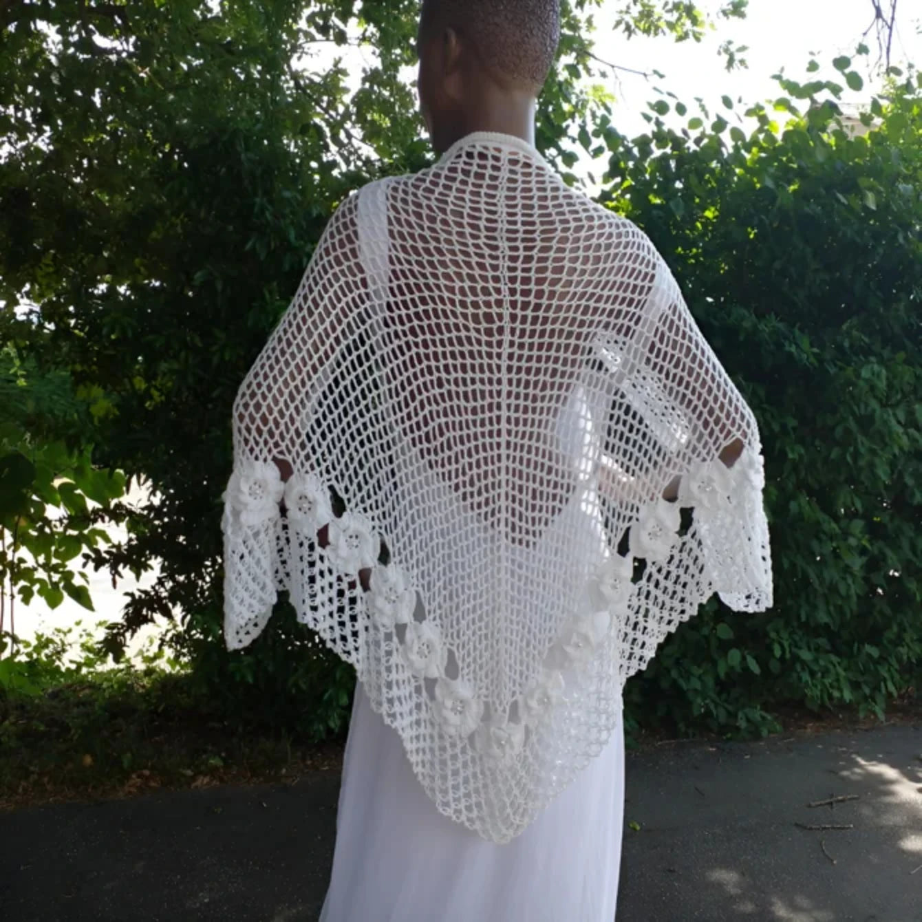 Châle au crochet Pour Ce Grand Jour de Cachalabibi - Détail du travail au crochet du châle de mariage blanc avec fleurs délicates