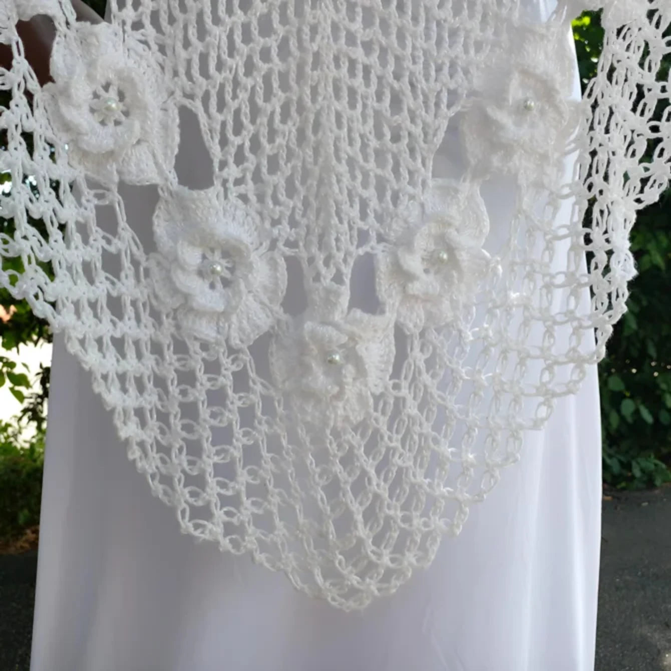 Châle au crochet Pour Ce Grand Jour de Cachalabibi - Détail de la maille filet et des fleurs réalisées au crochet 