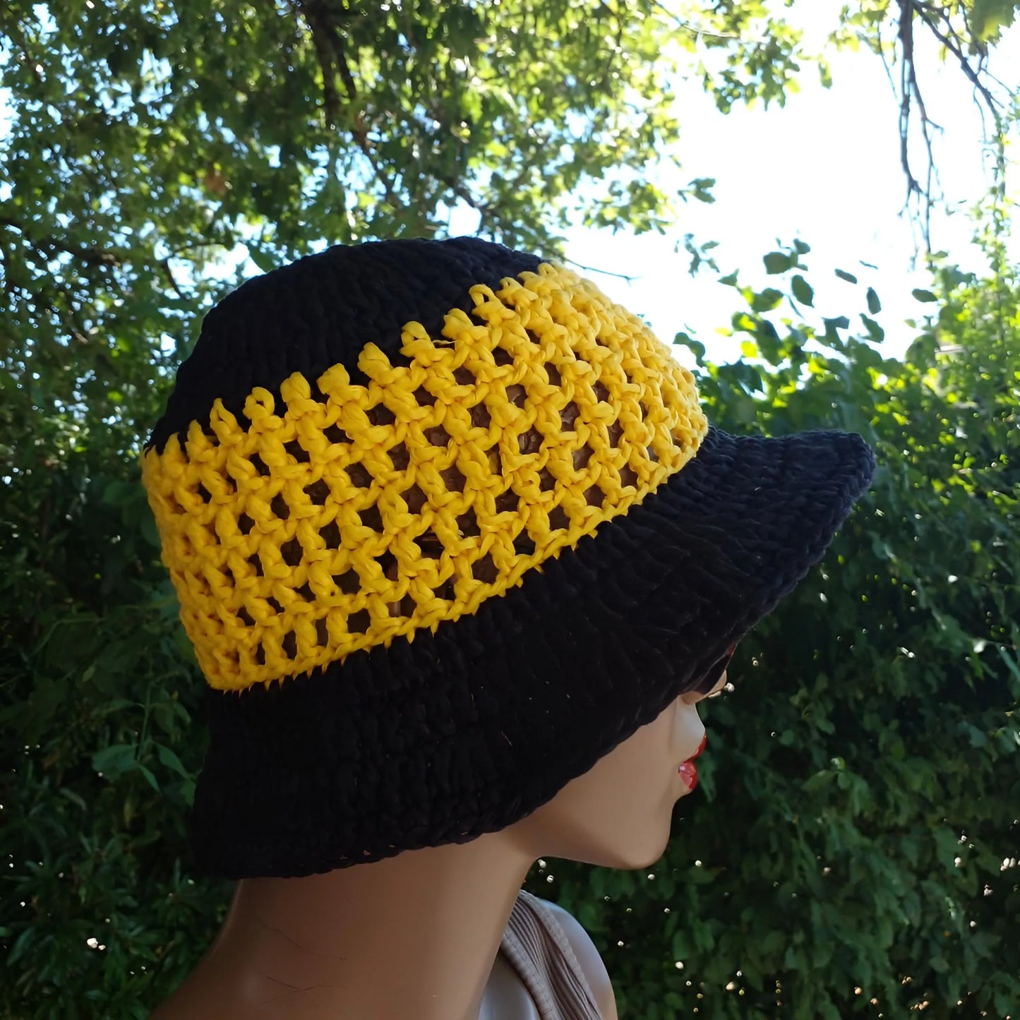 Chapeau au crochet Bobbydos de Cachalabibi - vue de côté du bicolore jaune et noir - vue du côté droit