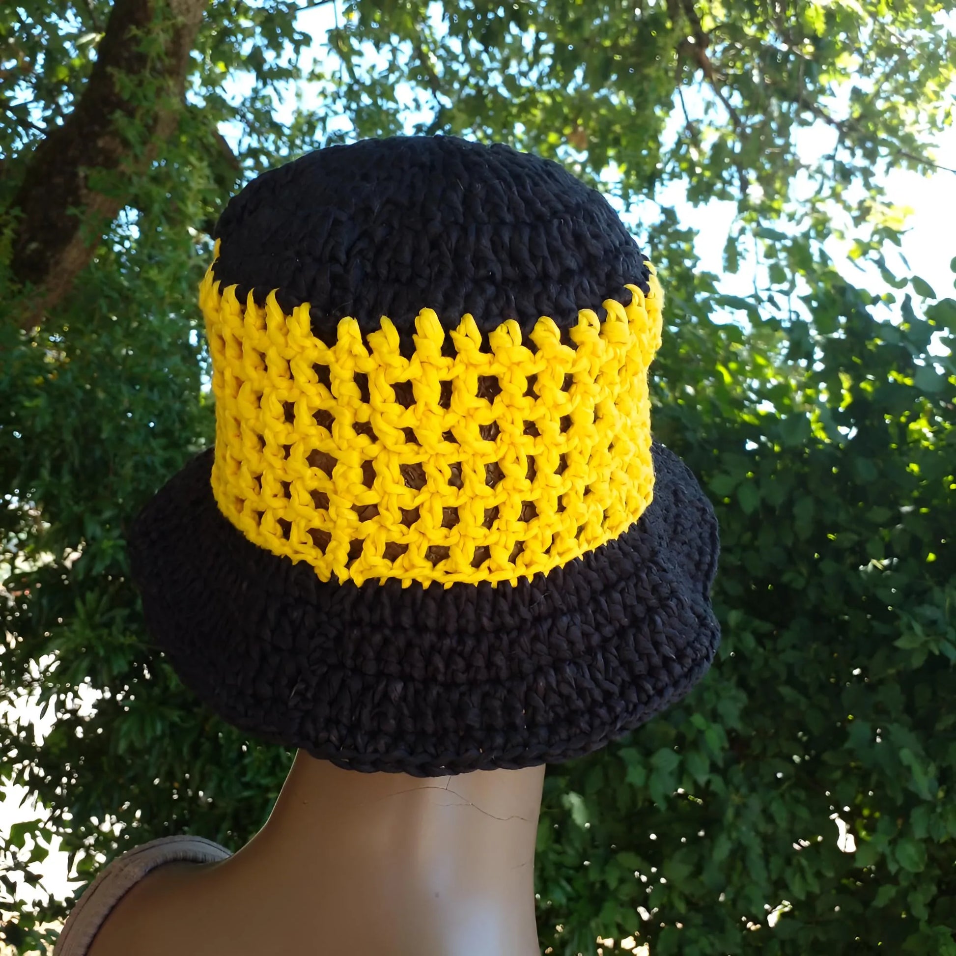 Chapeau au crochet Bobbydos de Cachalabibi - bicolore jaune et noir et vue de l'arrière pour les détails