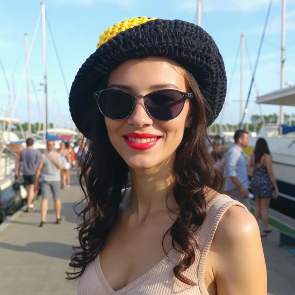 Chapeau au crochet Bobbydos de Cachalabibi - bicolore noir et jaune, gros plan sur le point ajouré et la calotte