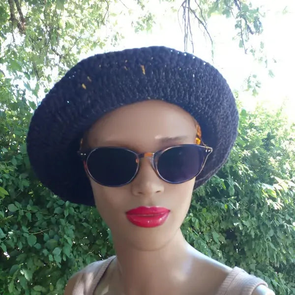 Chapeau au crochet Bobbydos de Cachalabibi - sur mannequin, détail du point ajouré noir et jaune fait main