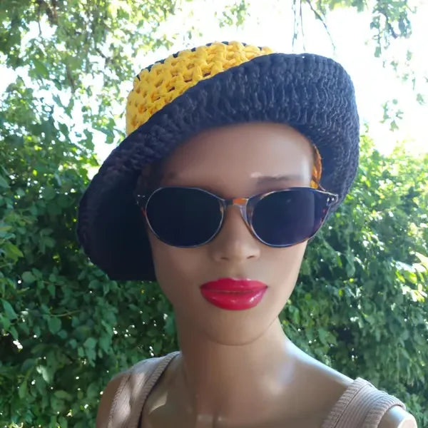 Chapeau au crochet Bobbydos de Cachalabibi  - Femme portant le chapeau vue de face avec lunettes de soleil