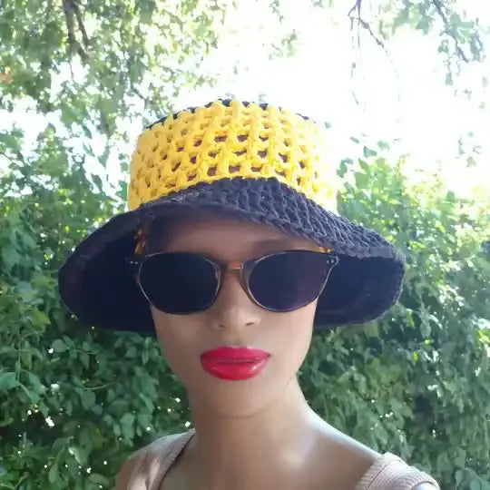 Chapeau au crochet Bobbydos de Cachalabibi - vue de face sur la tête d'un mannequin avec des lunettes de soleil