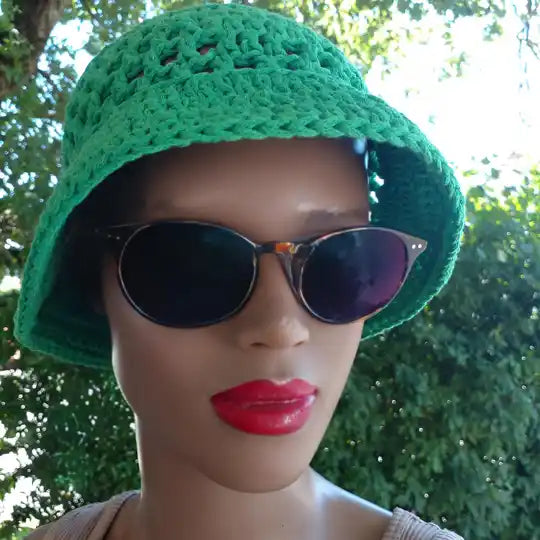 Chapeau au crochet Bobbymint de Cachalabibi - détail de la fabrication artisanale et du tissage ajouré