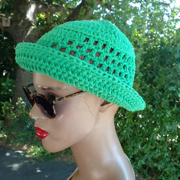 Chapeau au crochet Bobbymint de Cachalabibi - vue de profil avec lunettes, ambiance estivale