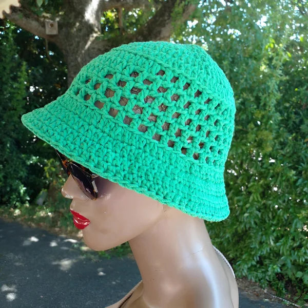 Chapeau au crochet Bobbymint de Cachalabibi - porté, vue de trois-quarts montrant le bord et la calotte ajourée