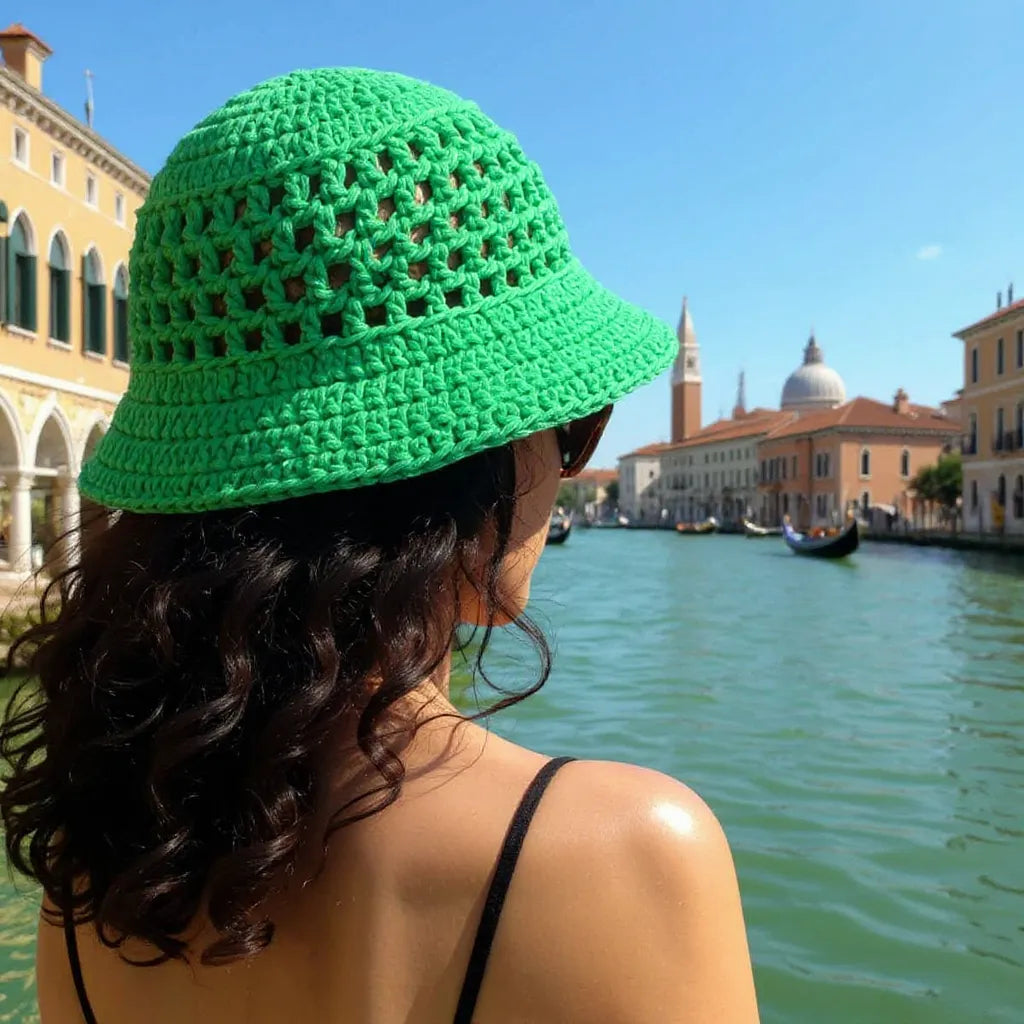 Chapeau au crochet Bobbymint de Cachalabibi - vue arrière montrant le travail fait main et le point ajouré avec vue sur le canal de Venise