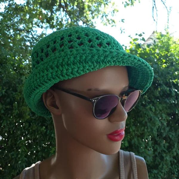 Chapeau au crochet Bobbymint de Cachalabibi - 100% coton, détail du point ajouré et de la calotte sur un mannequin