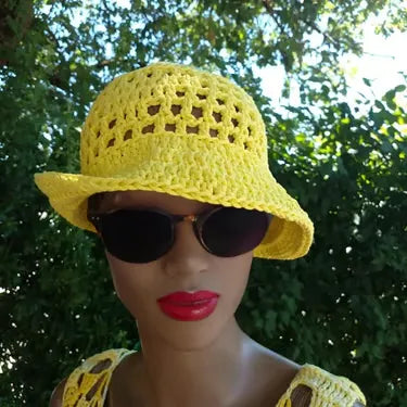 Chapeau au crochet Bobbysol de Cachalabibi - Vue de face du chapeau sur femme avec des lunettes de soleil