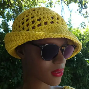 Chapeau au crochet Bobbysol de Cachalabibi - vue latérale sur la tête d'un mannequin