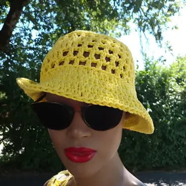 Chapeau au crochet Bobbysol de Cachalabibi - vue de face sur la tête d'un mannequin