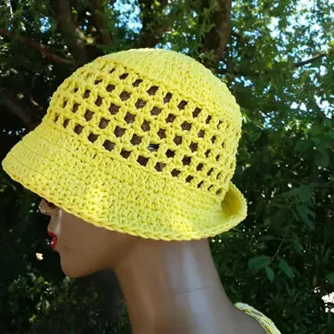 Chapeau au crochet Bobbysol de Cachalabibi  - vue de trois-quarts sur la tête d'un mannequin