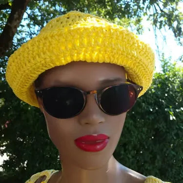 Chapeau au crochet Bobbysol de Cachalabibi - détail du chapeau avec le bord relevé