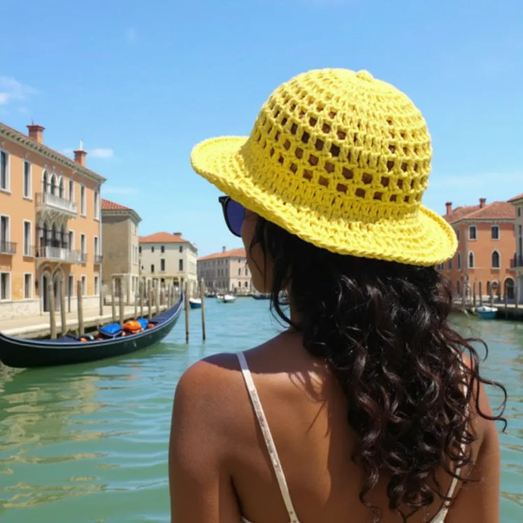 Chapeau au crochet Bobbysol de Cachalabibi - porté à Venise par une jeune femme qui est vue de dos