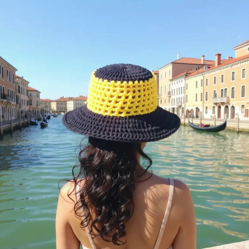 Chapeau au crochet Bobbydos de Cachalabibi - porté sur une femme de dos à Venise regardant  le Grand Canal