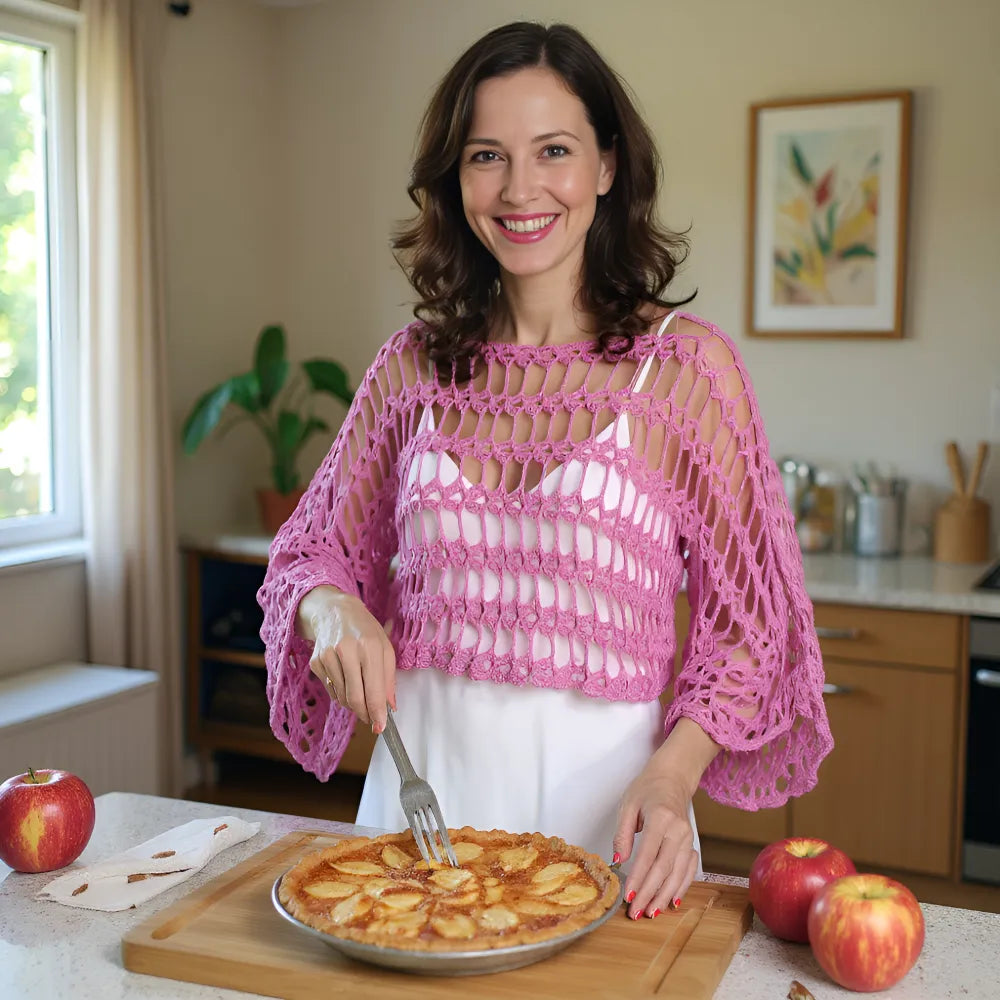 Chauffe-épaules au crochet Cétoudou de Cachalabibi - vue de face sur une femme qui fait la cuisine
