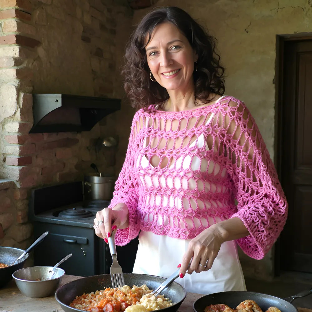Chauffe-épaules au crochet Cétoudou de Cachalabibi - porté en cuisine par une femme qui prépare à manger