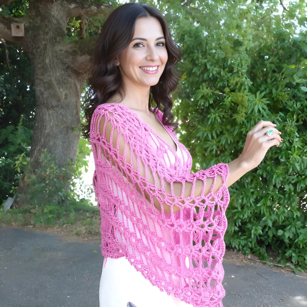 Chauffe-épaules au crochet Cétoudou de Cachalabibi - porté en extérieur jardin par une jeune femme souriante