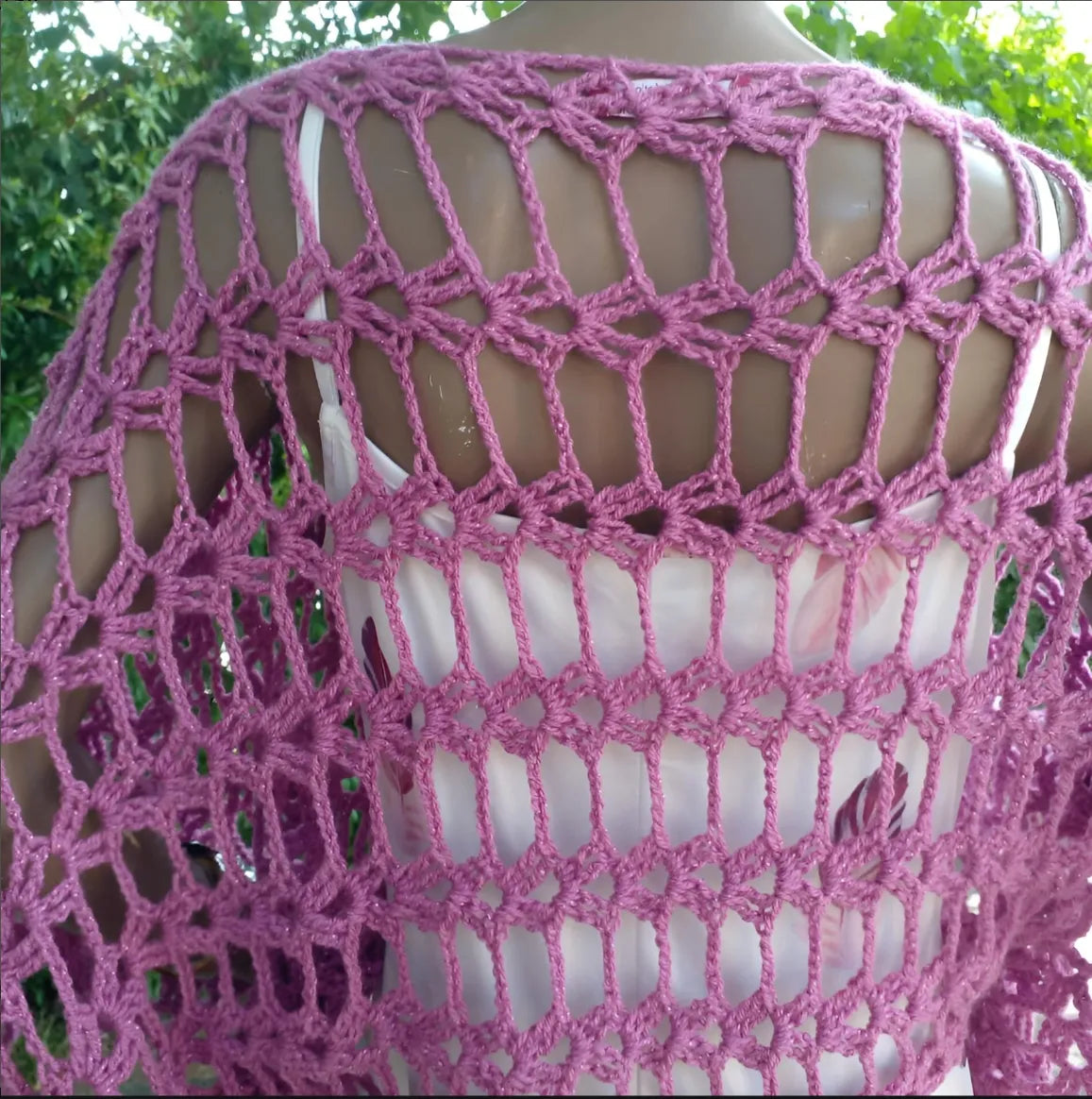 Chauffe-épaules au crochet Cétoudou de Cachalabibi - vue de dos du détail de la maille ajourée géométrique