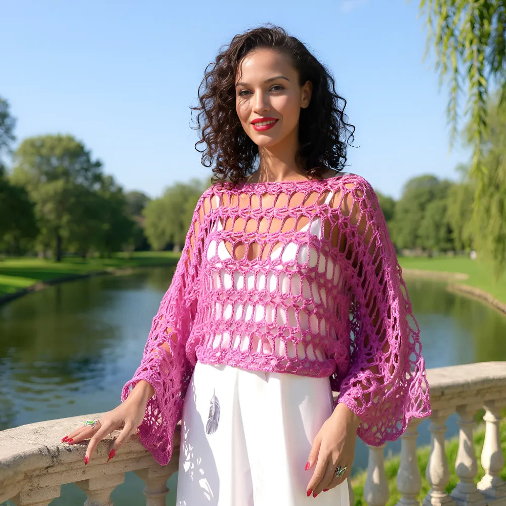 Chauffe-épaules au crochet Cétoudou de Cachalabibi - vue de face d'une jeune femme près d'un étang