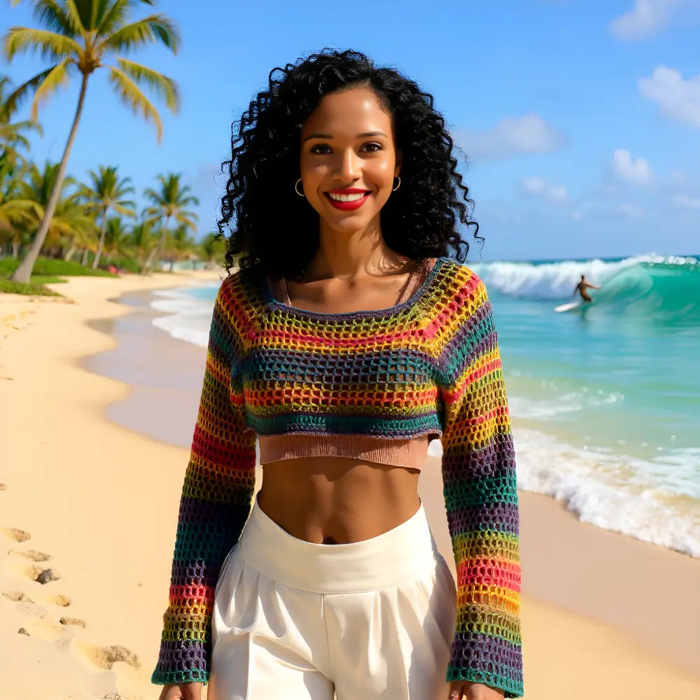 Crop top au crochet Bobbyjam de Cachalabibi - vue de face à la plage paradisiaque avec palmiers et surfeur