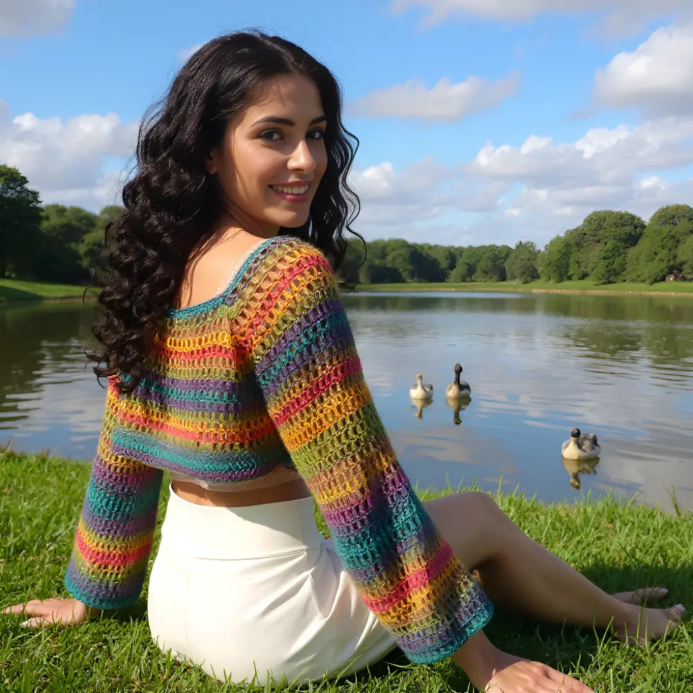 Crop top au crochet Bobbyjam de Cachalabibi - vue de dos assise au bord du lac avec des cygnes