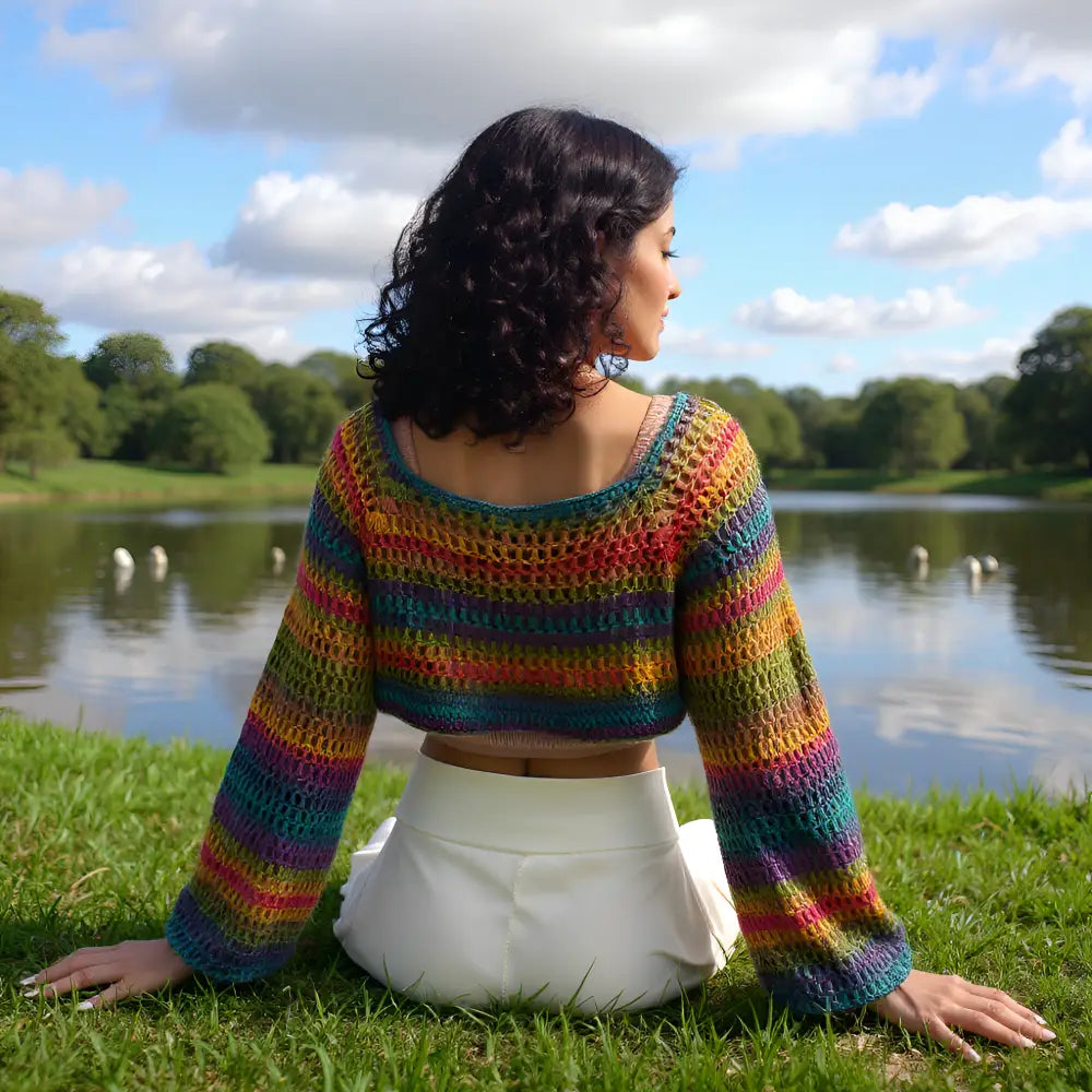 Crop top au crochet Bobbyjam de Cachalabibi - vue de dos assise au bord du lac avec vue sur la nature verdoyante