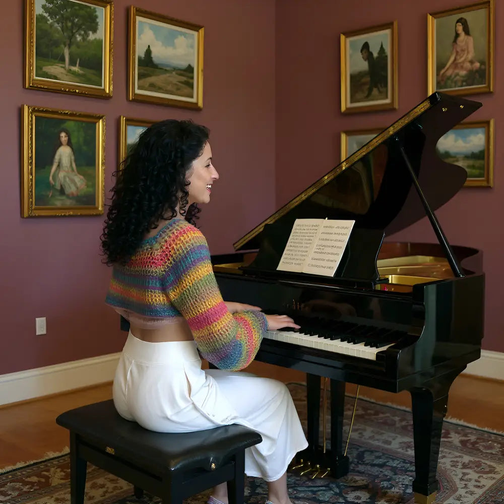 Crop top au crochet Bobbyjam de Cachalabibi - vue de profil au piano dans un salon élégant avec tableaux
