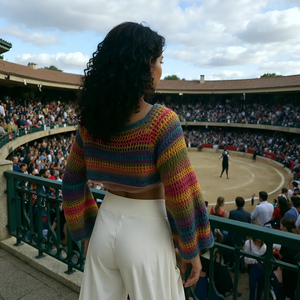 Crop top au crochet Bobbyjam de Cachalabibi  - vue de dos dans les gradins des arènes avec taureau dans l'arène