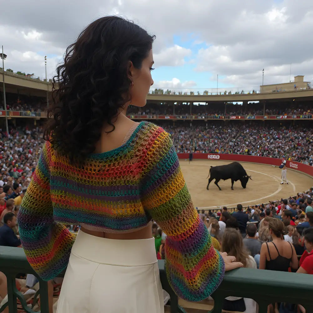 Crop top Bobbyjam multicolore arc-en-ciel - gros plan sur le point résille ajouré et le dégradé de couleurs arc-en-ciel