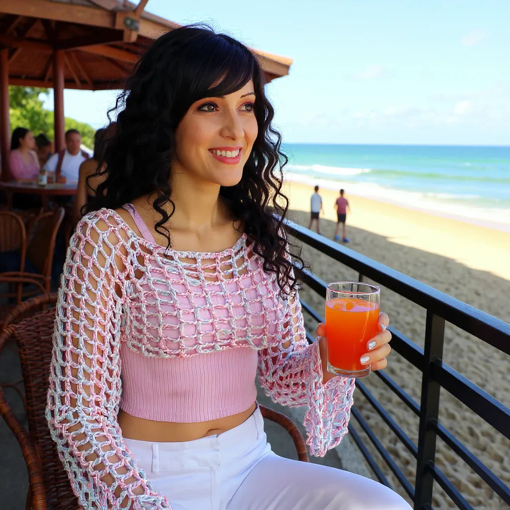 Crop top au crochet Bubblestar de Cachalabibi - vue de profil au beach club avec cocktail face à la plage