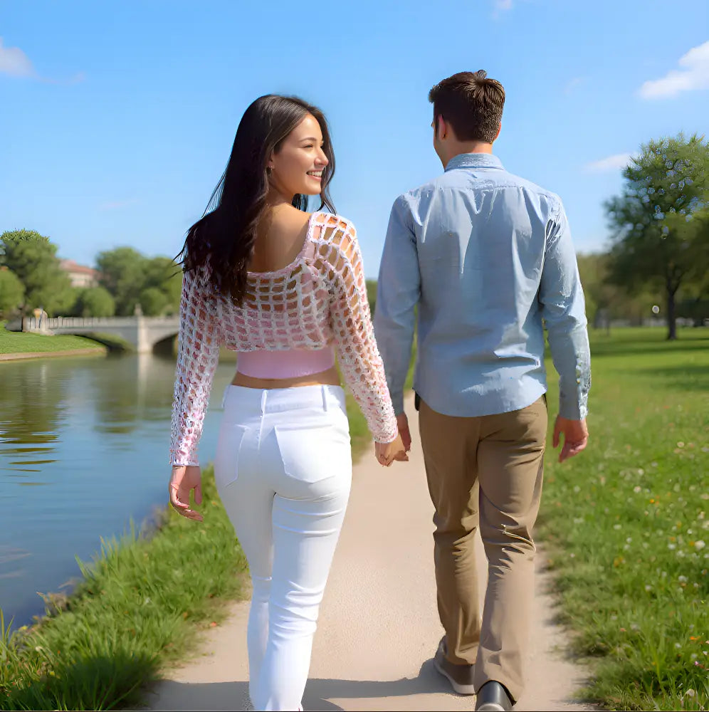 Crop top au crochet Bubblestar de Cachalabibi - vue de dos en promenade romantique au parc au bord du lac