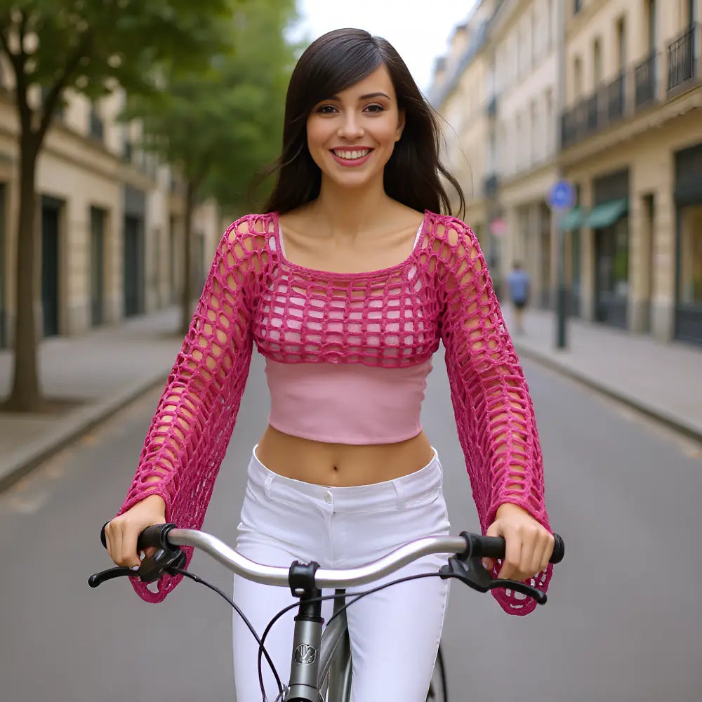Crop top au crochet Fuschiamo de Cachalabibi - vue de face à vélo dans les rues de Paris
