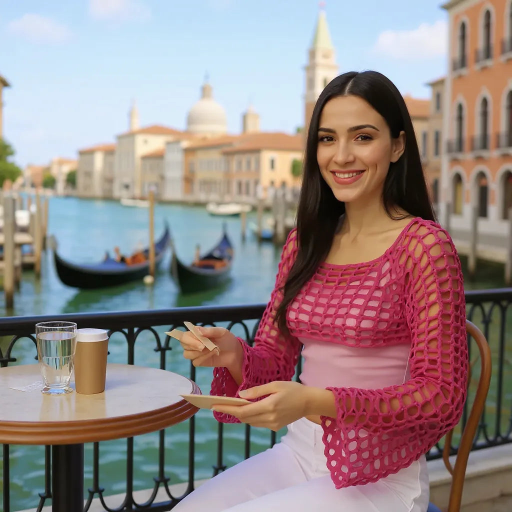Crop top au crochet Fuschiamo de Cachalabibi - vue de face en terrasse à Venise avec vue sur le canal